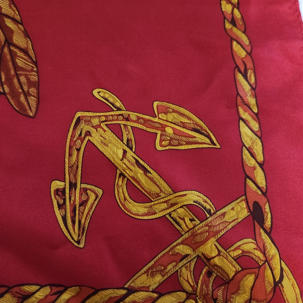 Luxurious Red and Gold Scarf with Regal Design - Picture 5 of 6